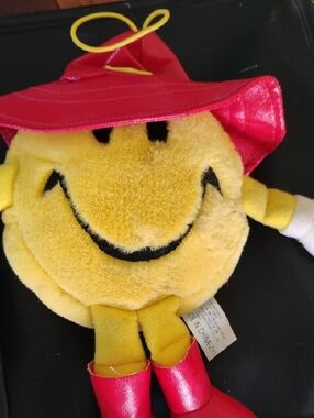 👩🏼‍🚒  Fireman SMILEY FACE PLUSH :-) Novelty 1970's Issue w/HAT